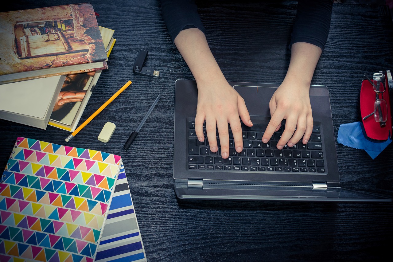 CNED : avantages et inconv&eacute;nients des cours en ligne